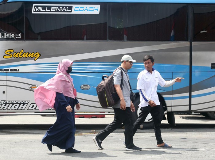 Sejumlah calon pemudik menunggu jadwal keberangkatan bus di Terminal Kalideres, Jakarta, Kamis (21/3/2024). Sebagian warga memilih mudik lebih awal guna menghindari lonjakan penumpang dan juga tingginya harga tiket. ANTARA FOTO/Muhammad Iqbal/aww.