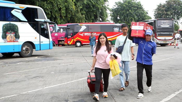 Mudik Lebaran lebih awal di Terminal Kalideres Sejumlah calon pemudik menunggu jadwal keberangkatan bus di Terminal Kalideres, Jakarta, Kamis (21/3/2024). Sebagian warga memilih mudik lebih awal guna menghindari lonjakan penumpang dan juga tingginya harga tiket. ANTARA FOTO/Muhammad Iqbal/aww.