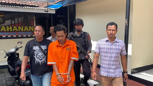 Muhamad Fendi Suhada (23) digelandang tim Unit Reskrim Polsek Denpasar Utara (Dok. Polresta Denpasar)