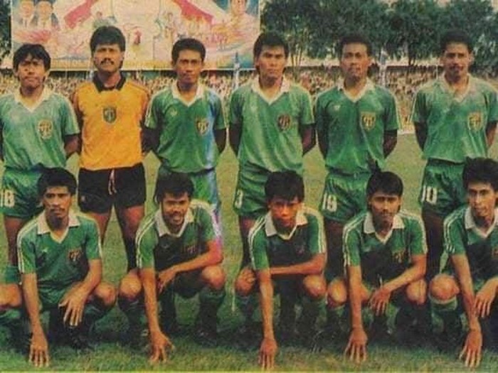 Mustaqim (jongkok kedua dari kiri) bersama Skuad Persebaya 1989/1989