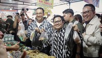 Naik Vespa, Anies Baswedan dan Cak Imin Berburu Takjil di Benhil