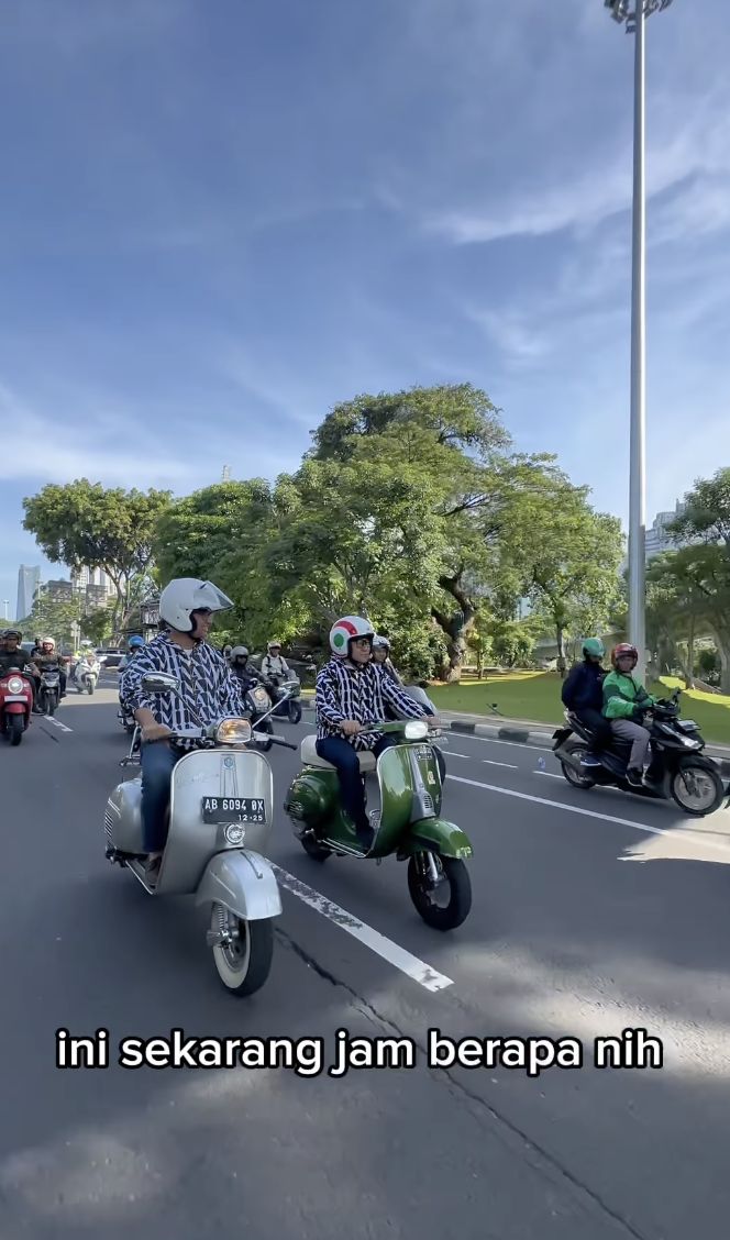 Naik Vespa, Anies Baswedan dan Cak Imin Berburu Takjil di Benhil