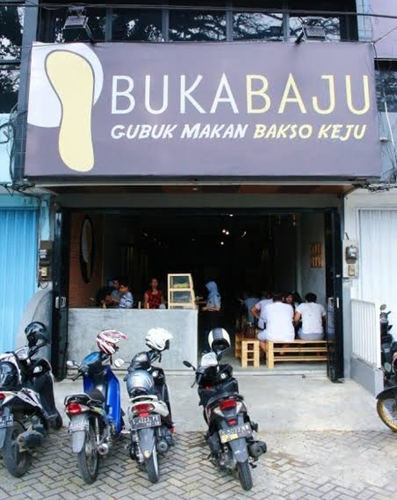 Nama tempat makan berikut ini benar-benar kreatif banget. Coba dicek, dijamin kamu bakal senyum dan mood naik lagi.