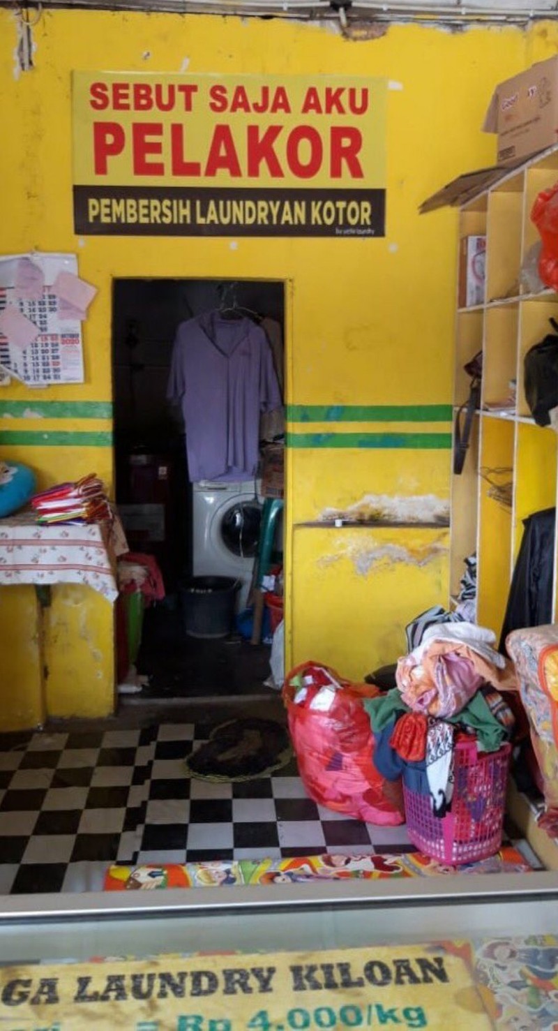 Nama tempat makan berikut ini benar-benar kreatif banget. Coba dicek, dijamin kamu bakal senyum dan mood naik lagi.