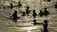 Pihak berwenang di kota Rio de Janeiro telah mengeluarkan peringatan kesehatan. Hal ini karena, panas yang menyengat dikhawatirkan akan berdampak terhadap kesehatan warga.  