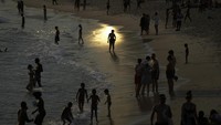 Meski begitu, banyak warga yang justru bergegas ke pantai untuk menenangkan dan mendinginkan diri di tengah panas yang menyengat. Namun, dalam beberapa pekan ke depan pihak berwenang Brasil menghimbau bahwa hujan lebat dan badai akan melanda wilayah Selatan.  