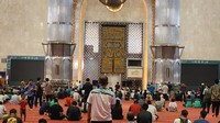Memasuki waktu salat ashar di Masjid Istiqlal. Jemaah memadati lantai utama masjid.