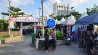 Stand makanan dan penjual aneka perlaatan salat di kawasan Masjid Istiqlal.