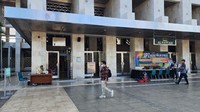 Pintu masuk utama jemaah Masjid Istiqlal. Traveler diharap menyimpan sepatu di bangunan depan pintu masuk ini.