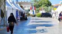 Di halaman depan pintu masuk Masjid Istiqlal terdapat stand-stand penjual.