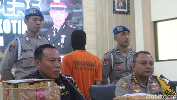 NHS, mahasiswa asal Dompu ditangkap gegara jadi bandar ganja di Mataram, Kamis (21/3/2024). (Ahmad Viqi/detikBali)