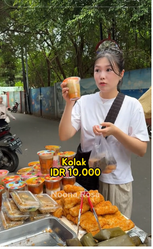 Noona Rosa berburu takjil