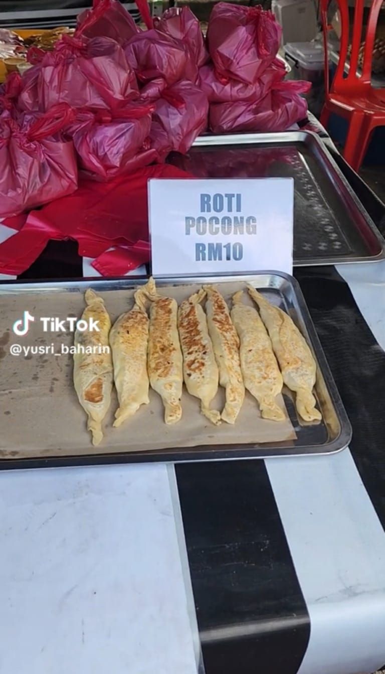 Nyeleneh! Di Bazar Ramadan Ini Ada Menu Roti Pocong Berkain Kafan
