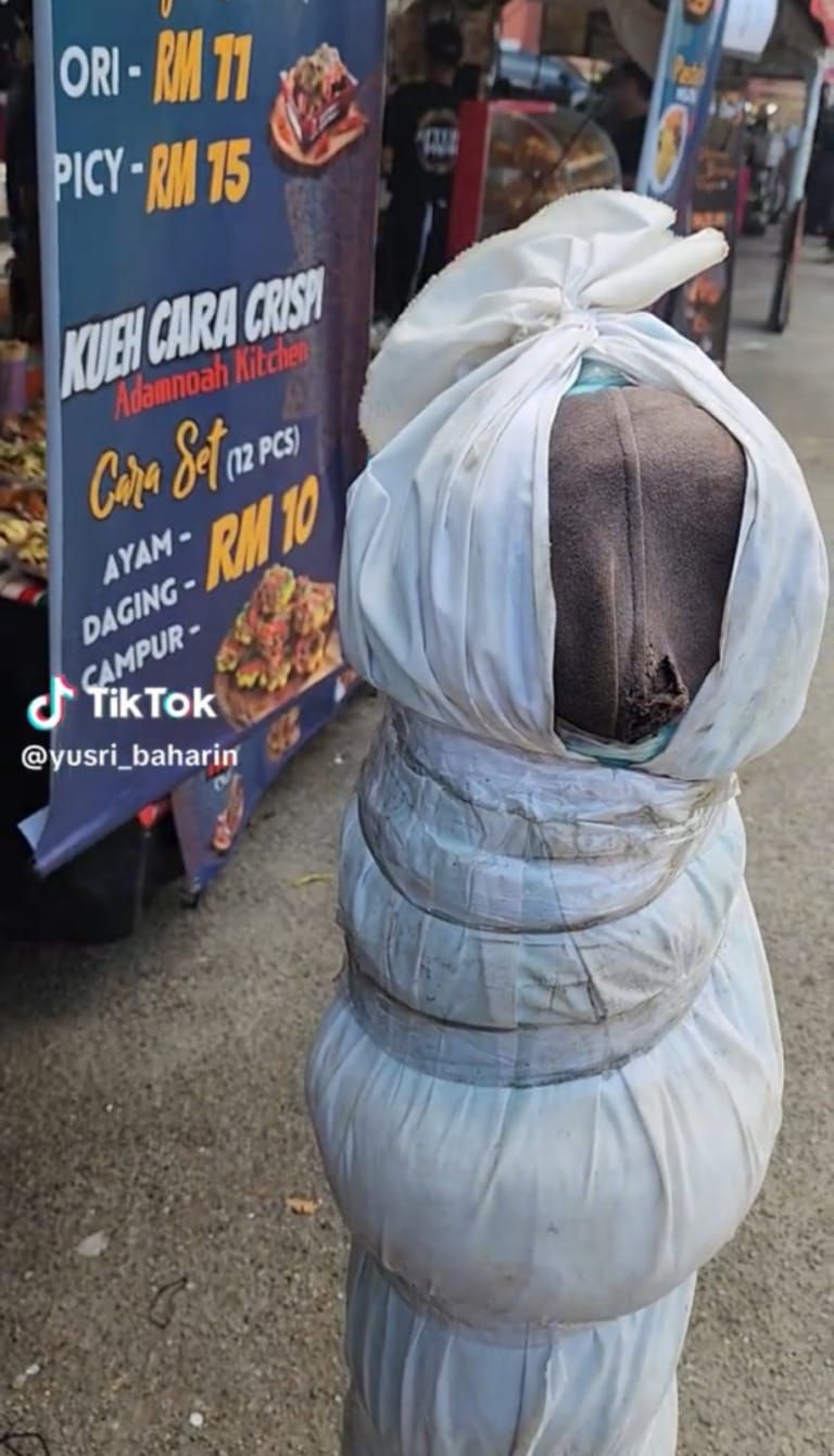 Nyeleneh! Di Bazar Ramadan Ini Ada Menu Roti Pocong Berkain Kafan