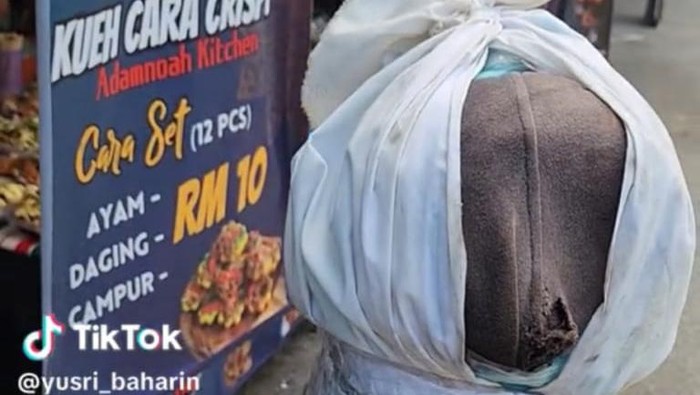 Nyeleneh! Di Bazar Ramadan Ini Ada Menu Roti Pocong Berkain Kafan
