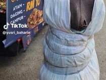 Cerita Yusri Jualan Pocong di Bazar Ramadan