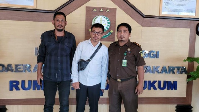 Oknum pegawai BPN DIY inisial NW saat diamankan di kantor Kejati DIY, Kota Jogja. Foto diunggah pada Kamis (21/3/2024).