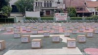 Kamis, 21 Maret 2024, pengurus Masjid Riyadhus Sholihin, Duren Sawit, Jakarta Timur kedatangan dua perwakilan organisasi kemanusiaan dari negara Turki. iHH (Insani Yardim Vakfi) dan Satu Tangan Kebaikan. Keduanya adalah lembaga independen, nirlaba dan bekerja dalam skala nasional dan internasional. 120 paket sembako dari iHH dan Satu Tangan Kebaikan, sudah tertata dengan baik. Foto: Fayyas/detikcom