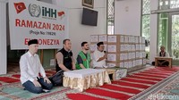 Mendengarkan lantunan ayat suci Al Quran dari anak yatim Yayasan Adz-Dzikra, Duren Sawit, Jakarta Timur. Foto: Fayyas/detikcom