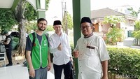 Simbolis penyerahan paket sembako dari Ustaz Mubarok (kanan - pengurus masjid). Foto: Fayyas/detikcom