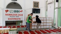 Simbolis penyerahan paket sembako Foto: Fayyas/detikcom