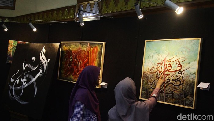 Pengunjung melihat pameran kaligrafi dan lukisan  
