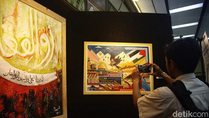 Pengunjung melihat pameran kaligrafi dan lukisan  