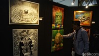 Pengunjung melihat pameran kaligrafi dan lukisan di Aula Buya Hamka, Masjid Agung Al Azhar, Jakarta Selatan, Kamis (21/3/2024).