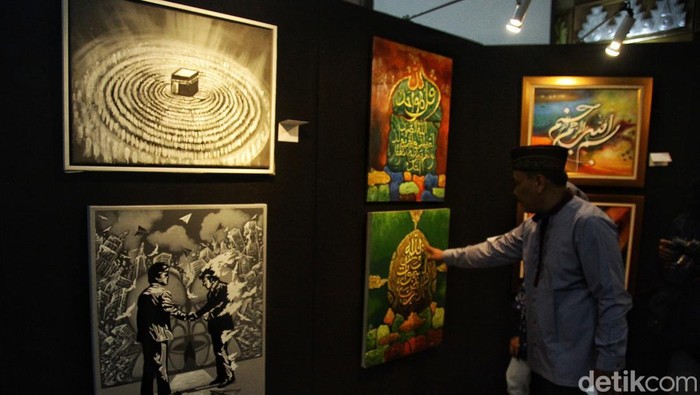 Pengunjung melihat pameran kaligrafi dan lukisan  