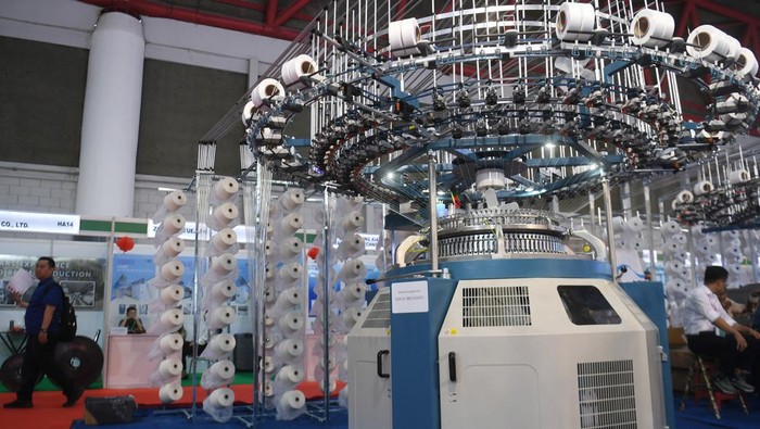 Pengunjung memerhatikan mesin tekstil dan garmen yang ditampilkan dalam pameran Indo Intertex ke-20 di JIExpo Kemayoran, Jakarta, Kamis (21/3/2024). Pameran internasional teknologi tekstil dan garmen terbesar di Asia Tenggara itu diikuti 600 perusahaan dari 16 negara yang berlangsung hingga 23 Maret 2024. ANTARA FOTO/Akbar Nugroho Gumay/Spt.