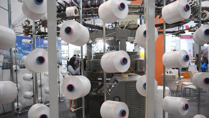 Pengunjung memerhatikan mesin tekstil dan garmen yang ditampilkan dalam pameran Indo Intertex ke-20 di JIExpo Kemayoran, Jakarta, Kamis (21/3/2024). Pameran internasional teknologi tekstil dan garmen terbesar di Asia Tenggara itu diikuti 600 perusahaan dari 16 negara yang berlangsung hingga 23 Maret 2024. ANTARA FOTO/Akbar Nugroho Gumay/Spt.