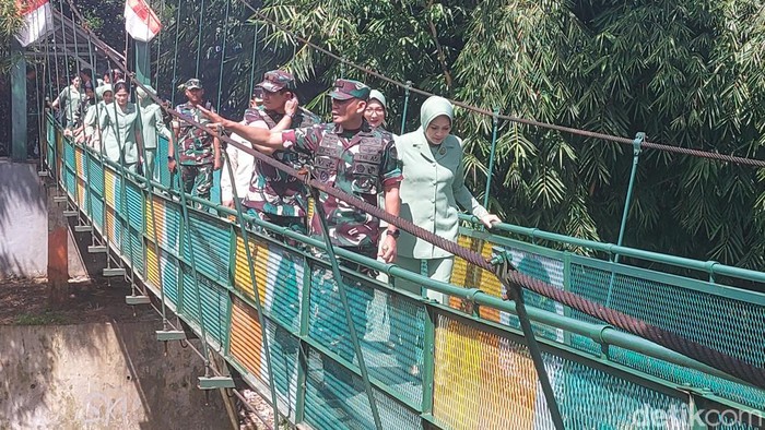 Pangdam III Siliwangi Mayjen TNI Mohammad Padjar mengecek Jembatan Rawayan Bogor yang selesai dibangun.