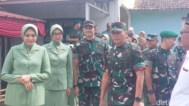 Pangdam III Siliwangi Mayjen TNI Mohammad Padjar mengecek Jembatan Rawayan Bogor yang selesai dibangun.