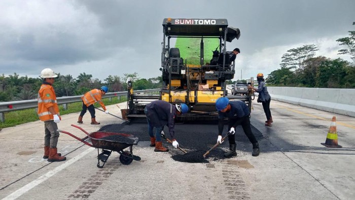 Pekerja sedang memperbaiki jalan tol terpeka jelang Lebaran.