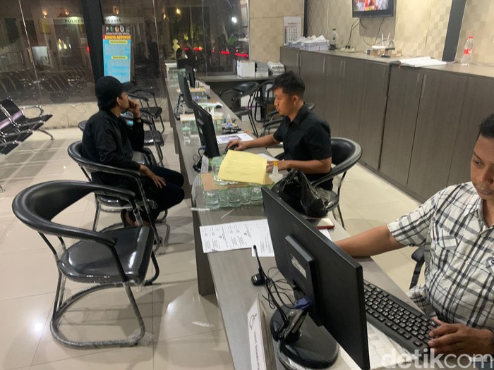 Pelapor saat membuat laporan polisi di SPKT Polrestabes Surabaya