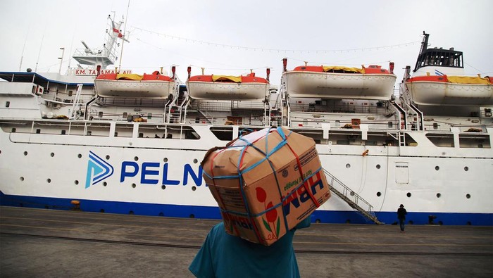 Sejumlah penumpang menaiki Kapal motor (KM) Tatamailau tujuan Bitung saat bersandar di Pelabuhan Ahmad Yani, Kota Ternate, Maluku Utara, Kamis (21/3/2024). PT Pelayaran Nasional Indonesia (Pelni) melalui Kementerian Perhubungan menyediakan program mudik  gratis dengan menyediakan 19 kapal untuk melayani pemudik serta 13.060 tiket mudik gratis selama masa Angkutan Lebaran 2024. ANTARA FOTO/Andri Saputra/foc.