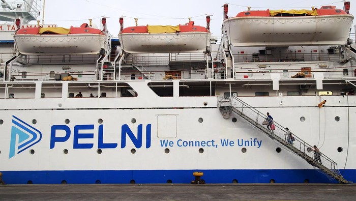 Sejumlah penumpang menaiki Kapal motor (KM) Tatamailau tujuan Bitung saat bersandar di Pelabuhan Ahmad Yani, Kota Ternate, Maluku Utara, Kamis (21/3/2024). PT Pelayaran Nasional Indonesia (Pelni) melalui Kementerian Perhubungan menyediakan program mudik  gratis dengan menyediakan 19 kapal untuk melayani pemudik serta 13.060 tiket mudik gratis selama masa Angkutan Lebaran 2024. ANTARA FOTO/Andri Saputra/foc.