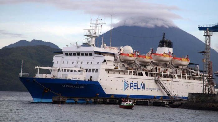 Sejumlah penumpang menaiki Kapal motor (KM) Tatamailau tujuan Bitung saat bersandar di Pelabuhan Ahmad Yani, Kota Ternate, Maluku Utara, Kamis (21/3/2024). PT Pelayaran Nasional Indonesia (Pelni) melalui Kementerian Perhubungan menyediakan program mudik  gratis dengan menyediakan 19 kapal untuk melayani pemudik serta 13.060 tiket mudik gratis selama masa Angkutan Lebaran 2024. ANTARA FOTO/Andri Saputra/foc.
