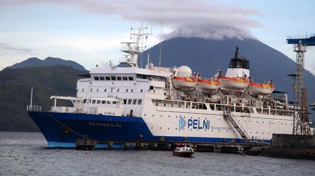 Sejumlah penumpang menaiki Kapal motor (KM) Tatamailau tujuan Bitung saat bersandar di Pelabuhan Ahmad Yani, Kota Ternate, Maluku Utara, Kamis (21/3/2024). PT Pelayaran Nasional Indonesia (Pelni) melalui Kementerian Perhubungan menyediakan program mudik  gratis dengan menyediakan 19 kapal untuk melayani pemudik serta 13.060 tiket mudik gratis selama masa Angkutan Lebaran 2024. ANTARA FOTO/Andri Saputra/foc.