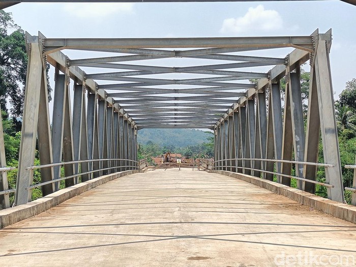 Pembangunan Jembatan Joko Kaiman, penghubung Patikraja-Kebasen, Kabupaten Banyumas, dikebut untuk dibuka fungsional saat mudik lebaran, Kamis (21/3/2024).