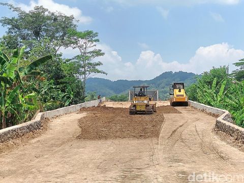Pembangunan Jembatan Joko Kaiman, penghubung Patikraja-Kebasen, Kabupaten Banyumas, dikebut untuk dibuka fungsional saat mudik lebaran, Kamis (21/3/2024).