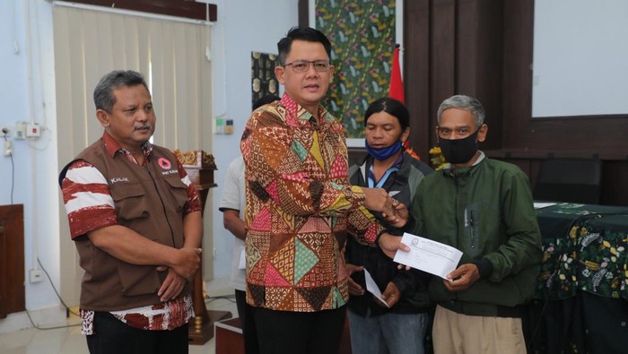 Penyaluran bantuan kebencanaan oleh Pemkab Sleman kepada perwakilan penerima bantuan, Kamis (21/3/2024).