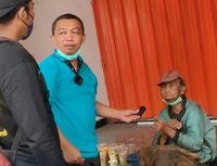 pengemis di perempatan kediri dengan uang tunai dalam kantong kresek