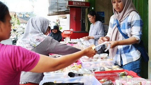 Penjual takjil di Kampung Gelgel, Klungkung, Bali. (Foto: Putu Krista/detikBali)