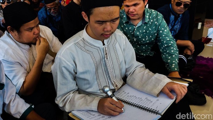 Penyandang Disabilitas Netra Dapat Hadiah Al-Quran Braille Digital