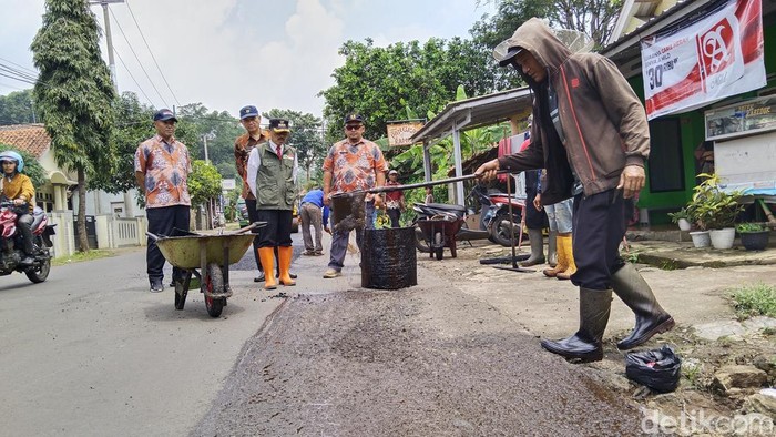 Perbaikan jalan rusak di Kuningan