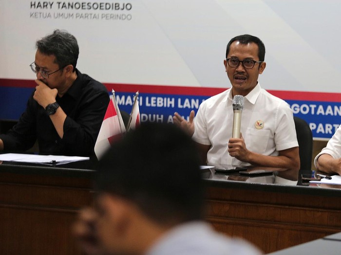 Sekjen DPP Partai Perindo Ahmad Rofiq, Waketum DPP Partai Perindo Ferry Kurnia Rizkiyansyah, Ketua DPP Partai Perindo Bidang Politik Yusuf Lakaseng, Ketua DPP Partai Perindo Bidang Hukum dan HAM Tama S. Langkun dan Ketua DPP Partai Perindo Abdul Khaliq Ahmad memberikan keterangan pers di Kantor DPP Partai Perindo, Jakarta, Kamis (21/3/2024).
