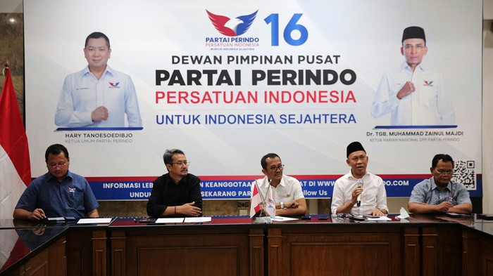 Sekjen DPP Partai Perindo Ahmad Rofiq, Waketum DPP Partai Perindo Ferry Kurnia Rizkiyansyah, Ketua DPP Partai Perindo Bidang Politik Yusuf Lakaseng, Ketua DPP Partai Perindo Bidang Hukum dan HAM Tama S. Langkun dan Ketua DPP Partai Perindo Abdul Khaliq Ahmad memberikan keterangan pers di Kantor DPP Partai Perindo, Jakarta, Kamis (21/3/2024).