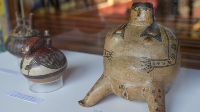 Peru Pamerkan Ribuan Keramik yang Jadi Simbol Kekayaan Bangsa Inca Recovered Inca ceramics are displayed at the Foreign Ministry in Lima, Peru, Wednesday, March 20, 2024. According to Peru's Foreign Ministry, some 6,400 pieces were returned to Peru from the U.S., Germany, Italy, Portugal and Swiss. (AP Photo/Miguel Paredes Haro)