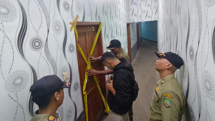 Petugas melakukan penutupan di kafe karaoke di kompleks Cumpleng Indonesia, Todanan, Blora.